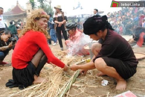 Nhóm lửa thổi cơm thi hội làng Đồng Vân