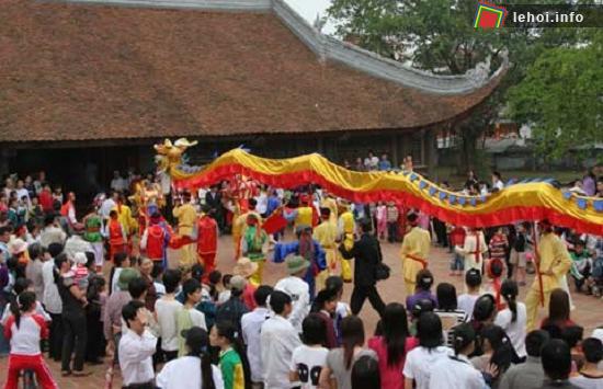 Đông đảo người dân tham gia lễ hội trước cửa đình Đình Bảng