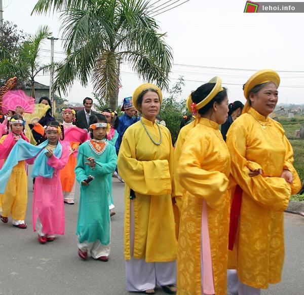 Dân làng Hạ Thái trong trang phục truyền thống tham gia hội làng