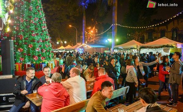 Đông đảo người dân tham gia hội chợ Giáng sinh Đức