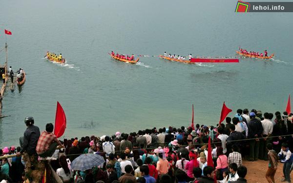 Rất đông người dân đến xem Lễ hội đua thuyền Quỳnh Nhai