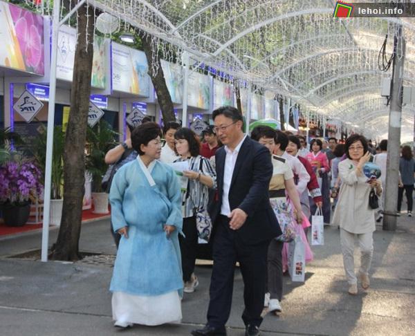 Du khách tham quan gian hàng tại Lễ hội Văn hóa Thế giới TP HCM - Gyeogju