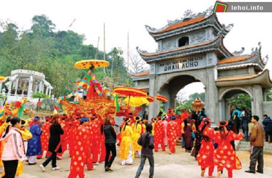 Đông đảo người dân tham gia lễ hội chùa Hang