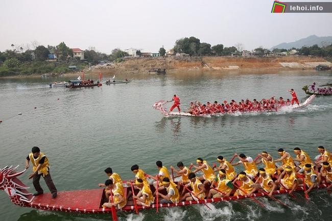 Các đội đua tham gia lễ hội đua thuyền trên sông Lô