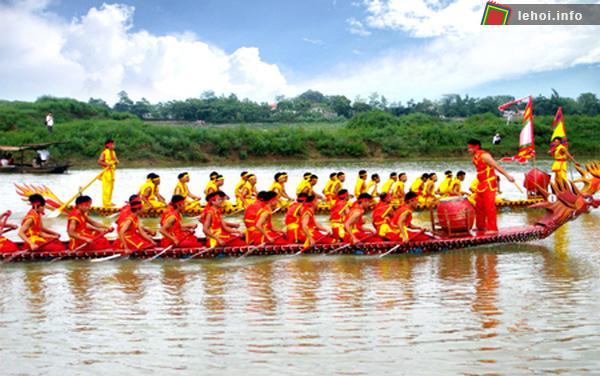 Lễ hội truyền thống bơi trải trên sông Cánh