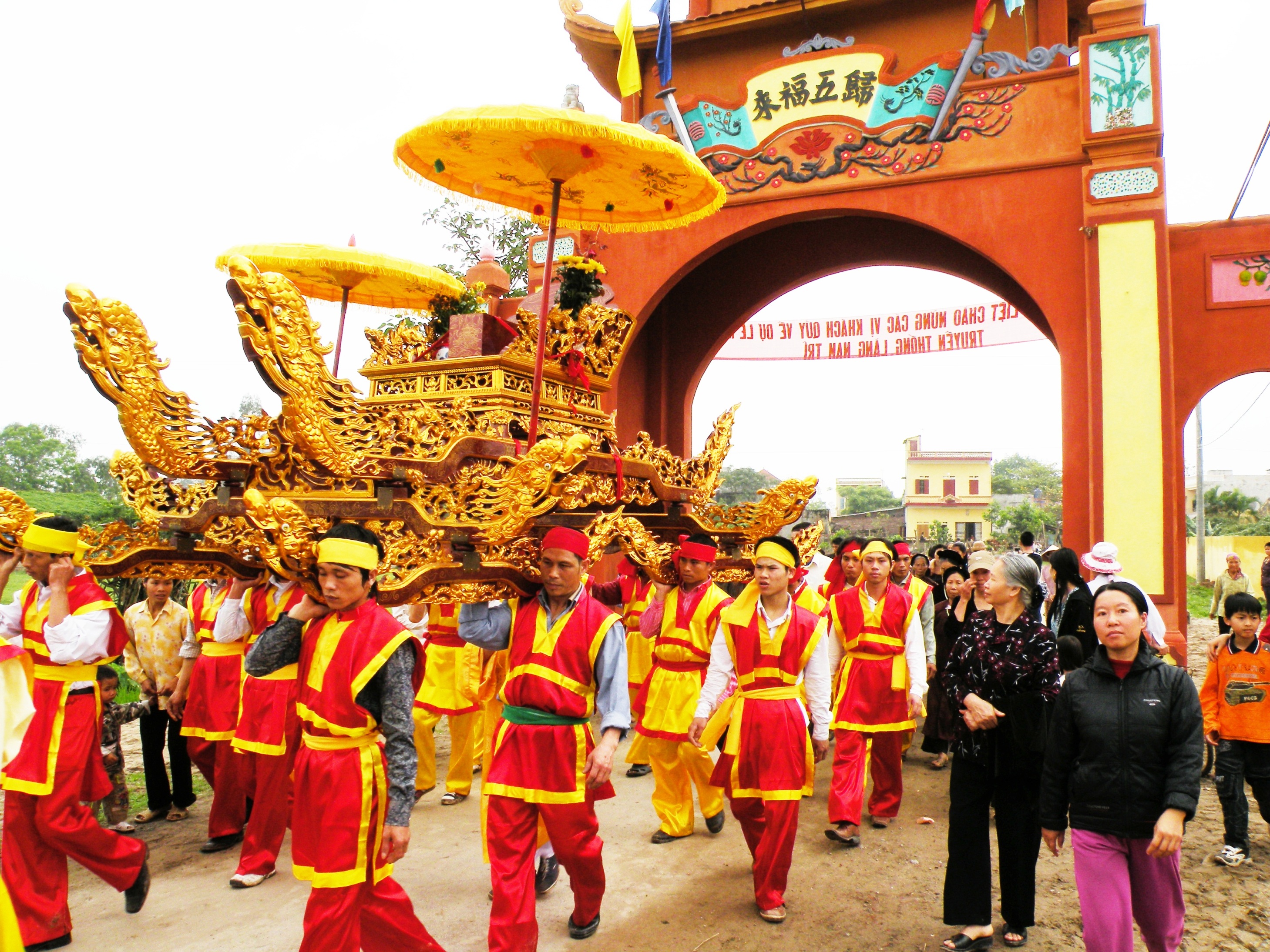 Lễ rước kiệu Thần trong lễ hội Nam Trì tại Hưng Yên