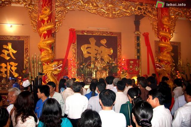 Dâng hương tưởng nhớ công ơn bậc tiền nhân trong hội đền Lương Văn Chánh