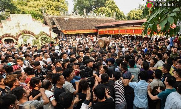 Hàng nghìn người tham gia hội Giằng bông cầu may mắn ở Sơn Đồng