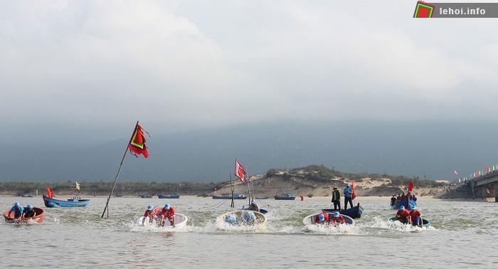 Các VĐV tranh tài nội dung lắc thúng chai lễ hội sông nước Đà Nông
