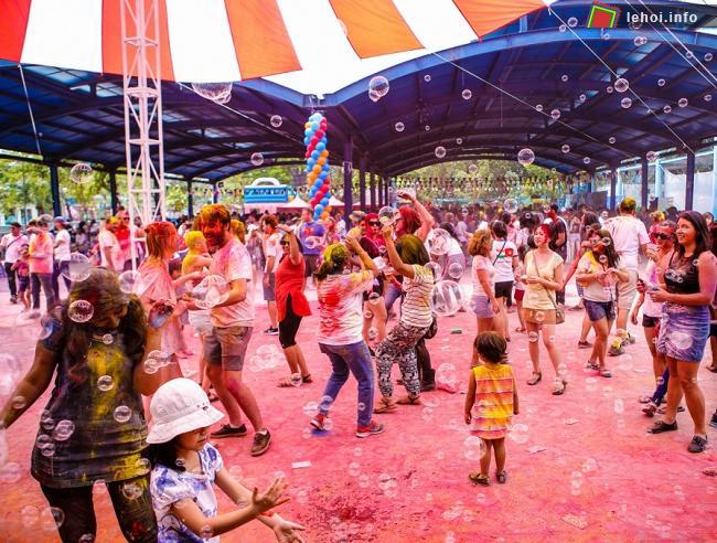 Nhiều trẻ em tham gia lễ hội sắc màu Holi Ấn Độ 2018