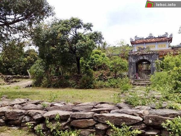 Khuôn viên chùa Từ Quang