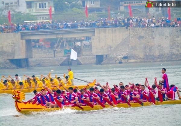 Các đội đua tranh tài sôi nổi ở lễ hội đua thuyền rồng Cát Bà