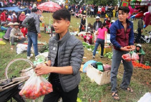 Thanh niên dùng cà chua ném nhau trong phiên chợ Chuộng