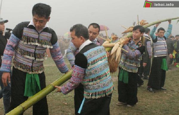 Người dân dựng cây nêu trong lễ hội Gầu Tào