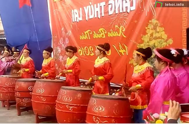 Đánh trống khai hội truyền thống làng Thúy Lai