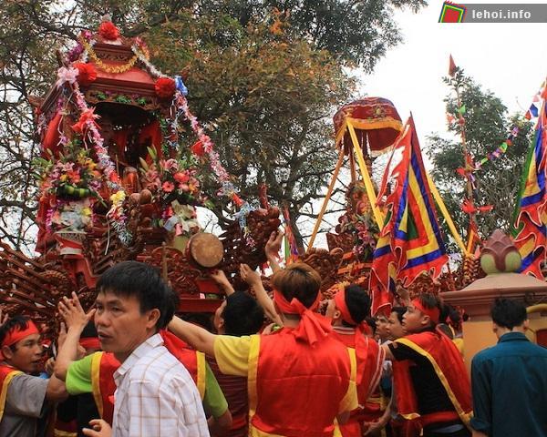 Lễ rước trong hội vật truyền thống chùa Cao