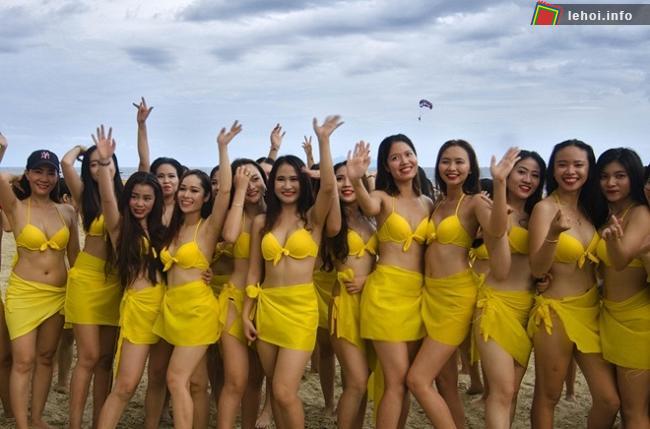 Cuồng nhiệt với màn flashmob bikini trên bãi biển Đà Nẵng