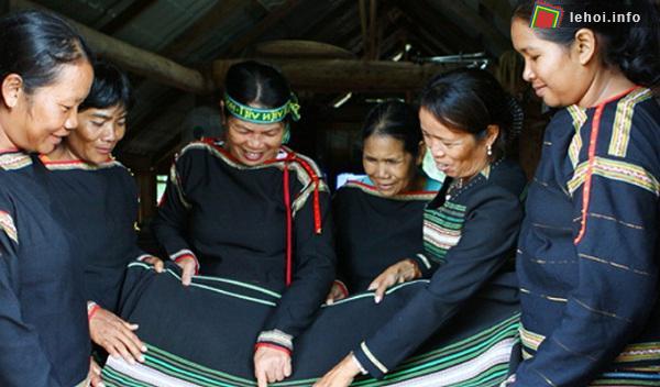 Lễ hội Văn hóa thổ cẩm Việt Nam nhằm tôn vinh nghề dệt thổ cẩm