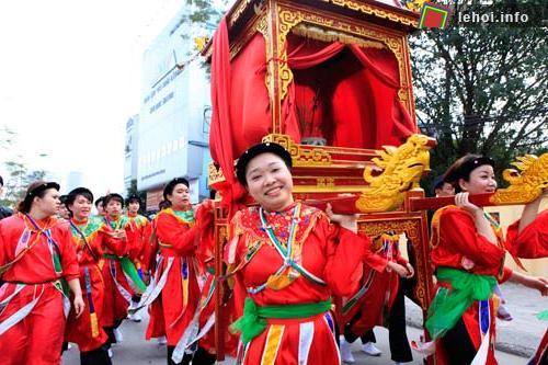 Đội rước kiệu vong của Đức mẫu được rước bởi các thiếu nữ.