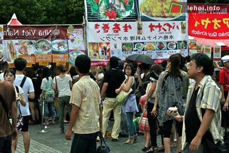 Đông đảo thực khách người Việt và người Nhật xếp hàng mua đồ ăn tại lễ hội.