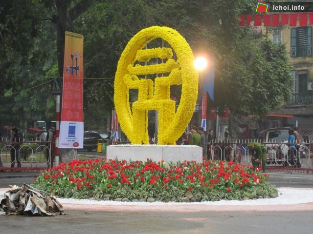 Biểu tượng 1000 năm Thăng Long - Hà Nội kết từ hoa xuất hiện ở nhiều nơi