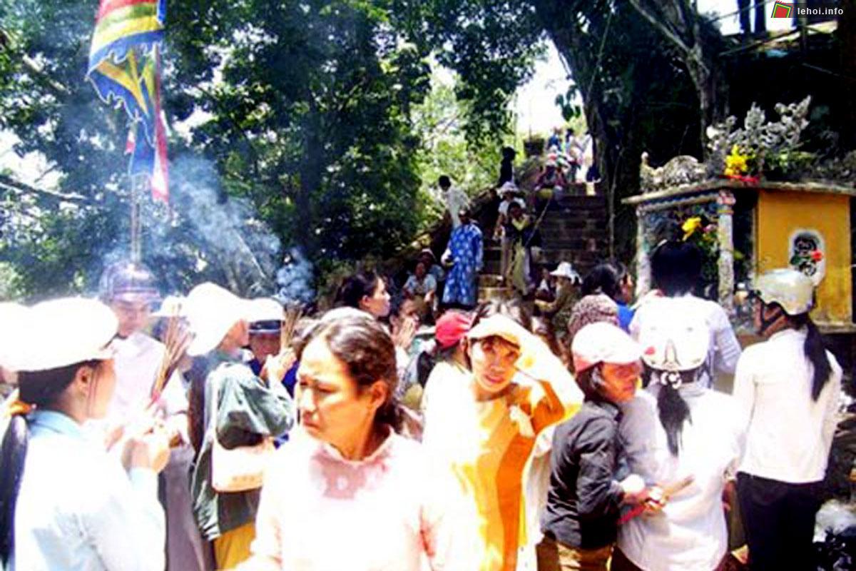 Hàng vạn người dân và du khách tham dự lễ hội điện Hòn Chén