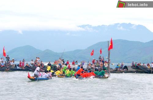 Sôi động hội đua thuyền trên đầm phá Tam Giang