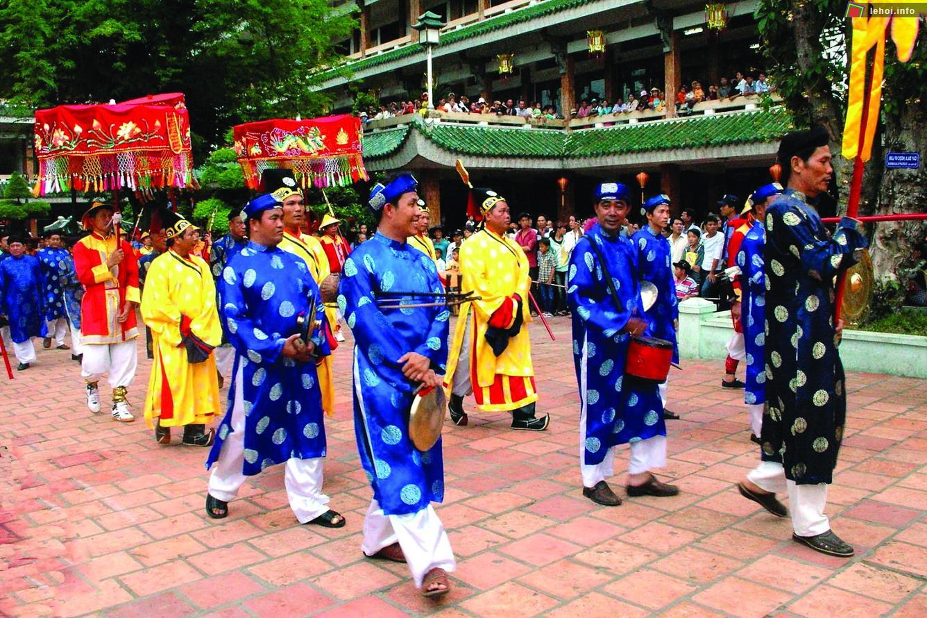 Đoàn nhạc công biểu diễn âm nhạc truyền thống trong lễ hội