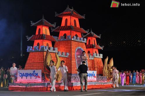 Carnaval Hạ Long năm nay cũng hướng về thủ đô nhân dịp 1000 năm tuổi với mô hình thành cổ Thăng Long – Hà Nội.