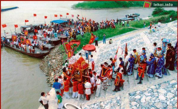 Người dân Bát Tràng đang thực hiện một nghi lễ truyền thống trong dịp lễ hội làng Bát Tràng