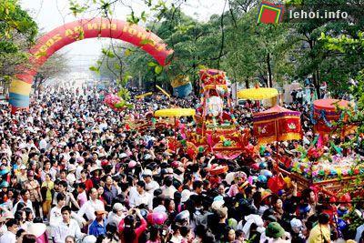 Hàng ngàn người dân và du khách tham dự lễ hội