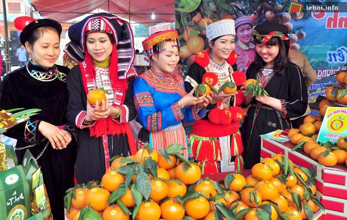 Chọn mua cam sành tại chợ quê Hàm Yên