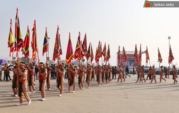 Đoàn rước cờ theo nghi thức truyền thống tại Lễ hội Đền Mẫu Âu Cơ, Hạ Hòa, Phú Thọ.