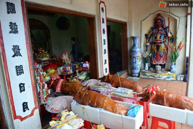 Các dân tộc sinh sống tại Lạng Sơn tùy điều kiện mà sắm các mâm lễ hay các sản vật to nhỏ mà dâng lên quan lớn Tuần Tranh khi kiệu rước qua.