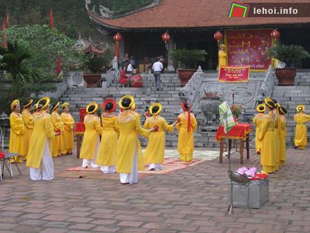 Biểu diễn múa dâng hương trước đền Danh nhân văn hóa thế giới Nguyễn Trãi tại khu di tích Côn Sơn.