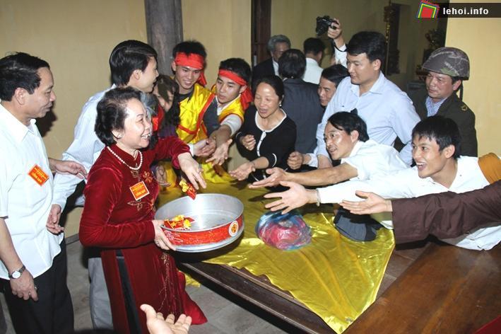 Phó Chủ tịch nước Nguyễn Thị Doan phát lương tại Lễ hội phát lương Đức Thánh Trần