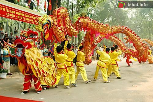 Biểu diễn múa rồng tại lễ hội