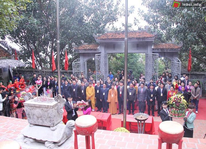 Tăng ni phật tử và đại diện chính quyền tỉnh Sơn La dâng hương tại đền thờ vua Lê Thái Tông