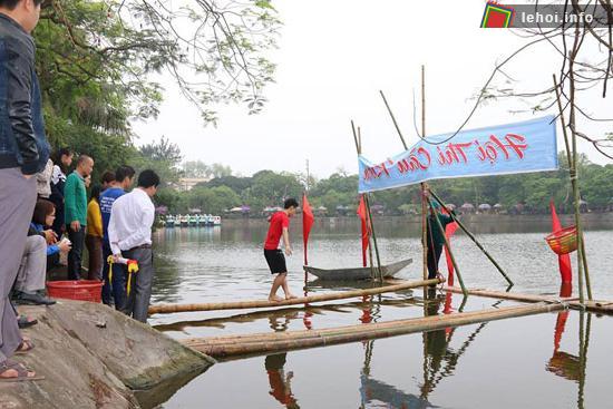 Hội thi đi Cầu Kiều trên hồ Bán Nguyệt