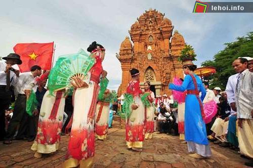 lễ múa mừng lễ hội Katê với các điệu múa duyên dáng, uyển chuyển của các thiếu nữ Chăm