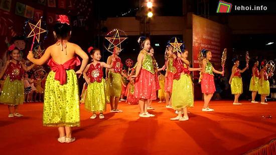 Các em nhỏ biểu diễn múa hát mừng tết Trung thu trong trang phục truyền thống