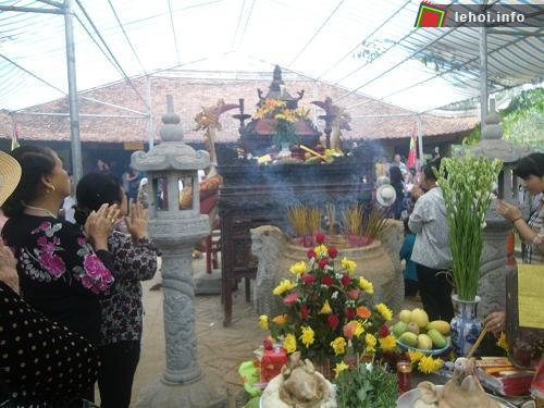 Du khách dâng hương tại đền thờ Vua Lê Hoàn