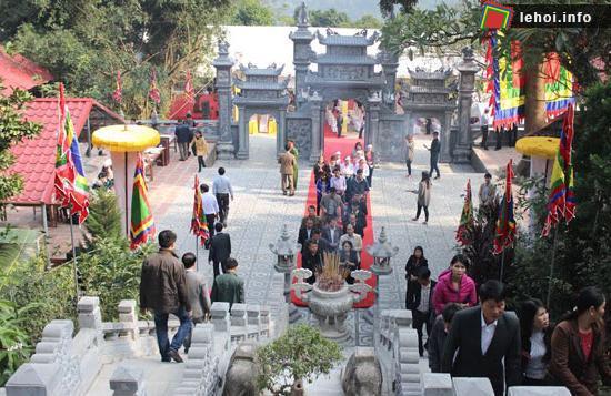 Du khách tới dâng hương tưởng nhớ Đức Thánh Tản Viên tại di tích Đền Trung, xã Minh Quang, huyện Ba Vì.