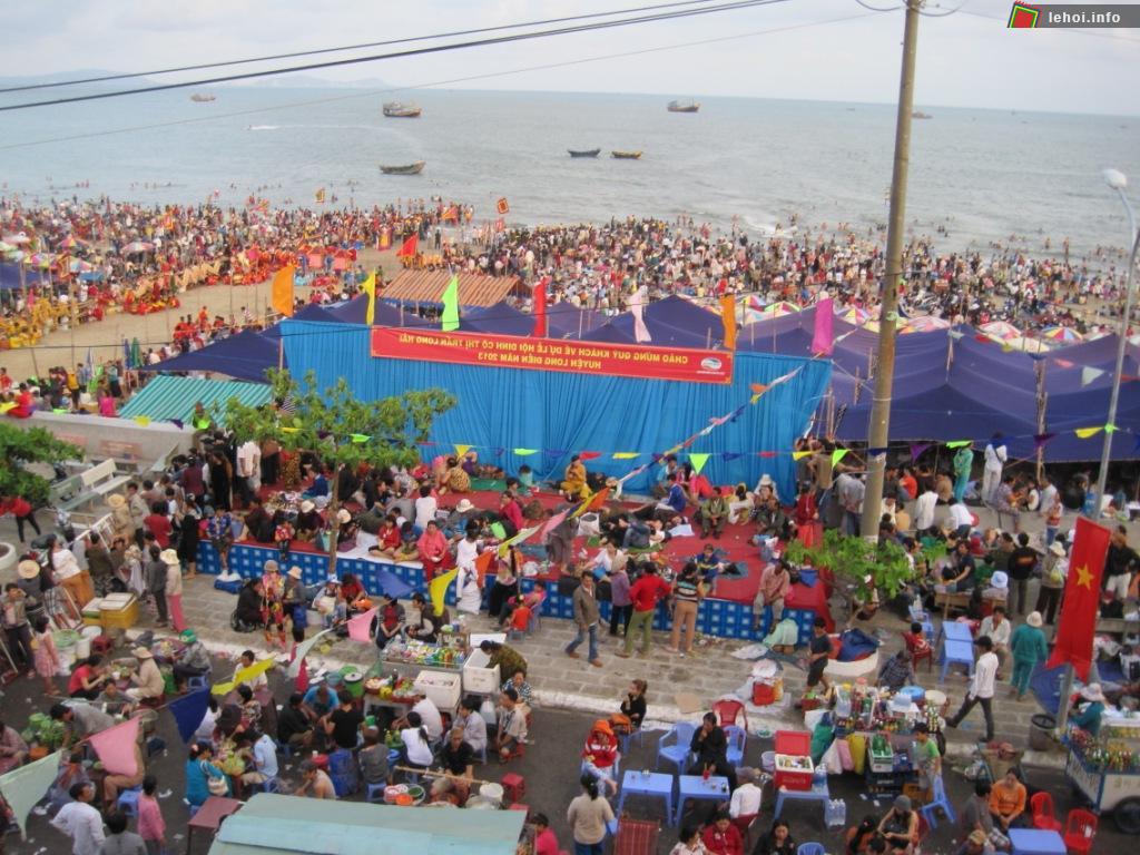 Đông đảo người dân và du khách đến xem đua thuyền