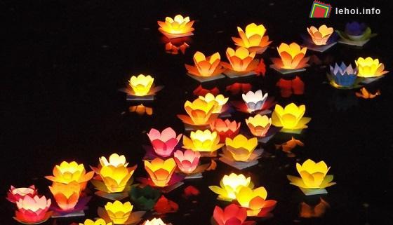 Hình ảnh những chiếc hoa đăng được thả trên sông lung linh sắc màu