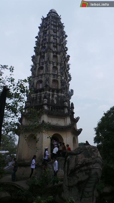 Tháp Cửu Phẩm Liên Hoa phía trước chùa Cổ Lễ