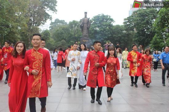 Những người tham dự lễ hội phải mặc trang phục đẹp và lịch sự