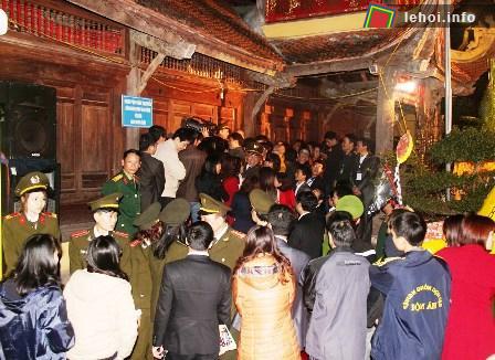Lễ phát lương Đền Trần Thương cũng thu hút hàng nghìn người dân và du khách thập phương tham dự