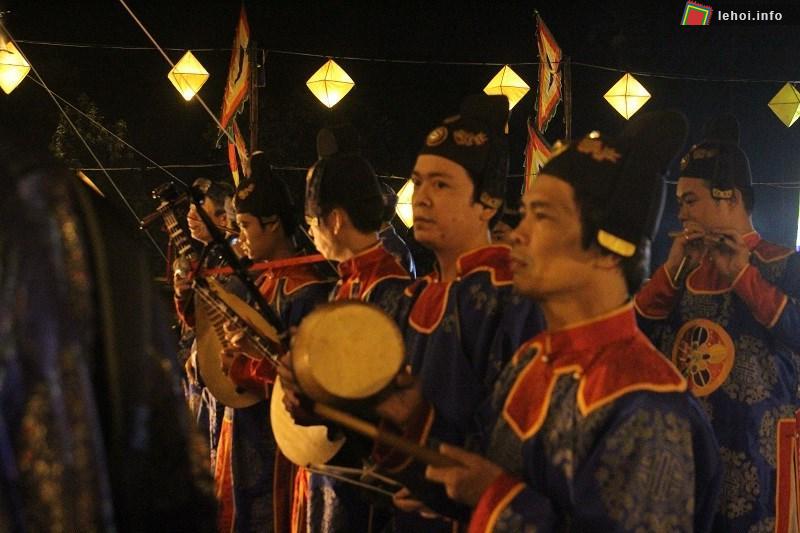 Giống nghi lễ tế đàn Xã Tắc ngày xưa, lễ tế ngày nay có đội nhã nhạc cung đình.