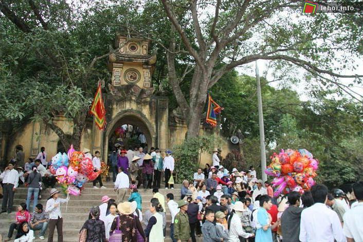 Lễ hội Đền Cao thu hút hàng nghìn du khách